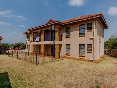 2 Bedroom Townhouse For Sale in Roodepoort - OOuW.webp
