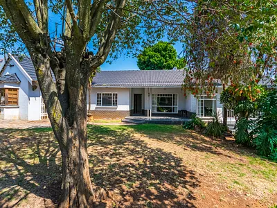 4 Bedroom House For Sale in Roodepoort - ONZF.webp