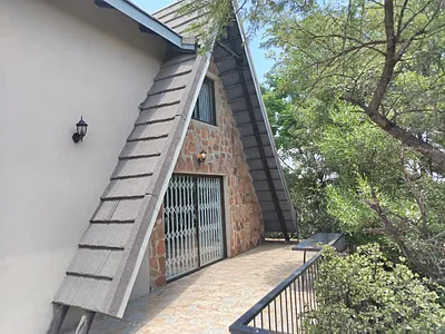4 Bedroom House For Sale in Rustenburg - 8cbZ.webp
