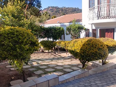 6 Bedroom House To Rent in Johannesburg - AN8g.webp