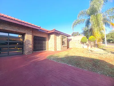 3 Bedroom House For Sale in Rustenburg - yZ8K.webp