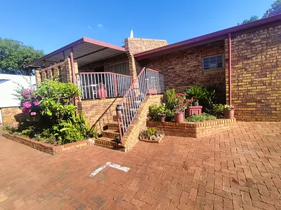 2 Bedroom Townhouse For Sale in Akasia - YKu5.webp