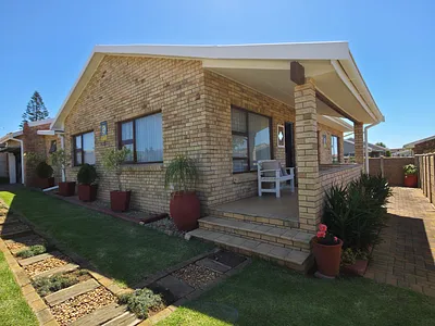 4 Bedroom House For Sale in Jeffreys Bay - yZkb.webp