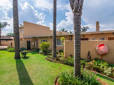 2 Bedroom Townhouse For Sale in Roodepoort - UJew.webp