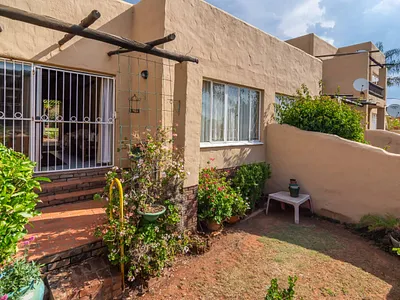 2 Bedroom Townhouse For Sale in Roodepoort - kUXU.webp