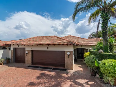 3 Bedroom Townhouse For Sale in Roodepoort - F8Yd.webp