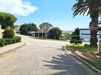 4 Bedroom House For Sale in Jeffreys Bay - fgCU.webp