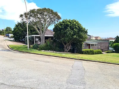 4 Bedroom House For Sale in Jeffreys Bay - lsnZ.webp