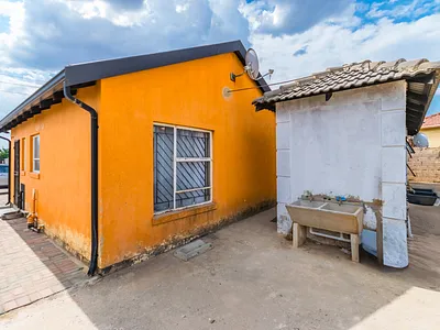 2 Bedroom House For Sale in Soweto - 1Tvy.webp