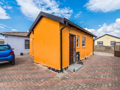 2 Bedroom House For Sale in Soweto - figQ.webp