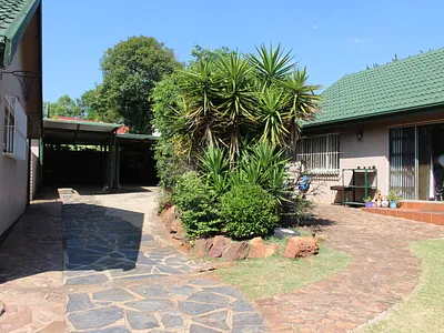 3 Bedroom House For Sale in Roodepoort - L2UN.webp