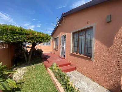 4 Bedroom House For Sale in Cape Town - 2Lwn.webp