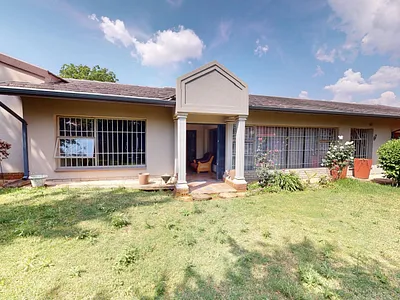 4 Bedroom House For Sale in Germiston - 8Ev6.webp