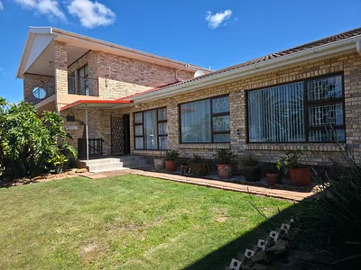4 Bedroom House For Sale in Jeffreys Bay - d4Qr.webp