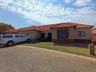 2 Bedroom Townhouse For Sale in Rustenburg - EG3N.webp