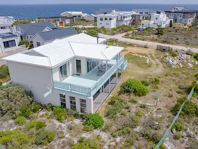 4 Bedroom House For Sale in Pringle Bay - rM5P.webp
