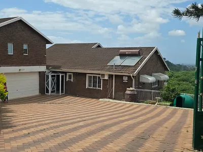 5 Bedroom House For Sale in Chatsworth - 1XGd.webp