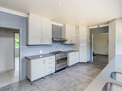 4 Bedroom House For Sale in Glen Austin, Midrand - 74nS.webp