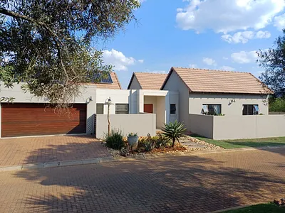 4 Bedroom House For Sale in Hartbeespoort - 5mNt.webp