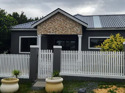 4 Bedroom House For Sale in Kleinmond - lyco.webp