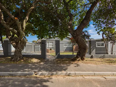 4 Bedroom House For Sale in Parow - 3cGq.webp