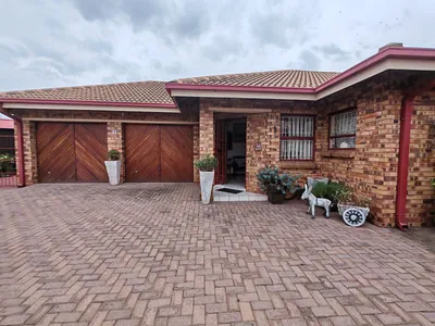 3 Bedroom Townhouse For Sale in Vanderbijlpark - bXra.webp
