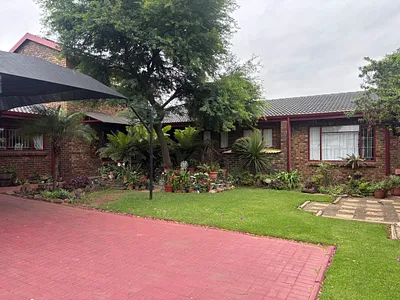 4 Bedroom House For Sale in Witbank - DHw6.webp