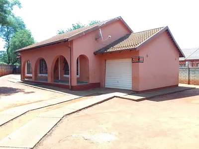 3 Bedroom House For Sale in Rustenburg - rYnP.webp