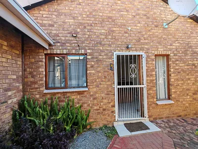 3 Bedroom Townhouse For Sale in Vanderbijlpark - fWOy.webp