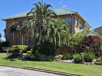 4 Bedroom House For Sale in Jeffreys Bay - 4Q8p.webp