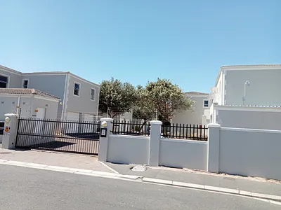 3 Bedroom Apartment To Rent in Blouberg - EUKd.webp