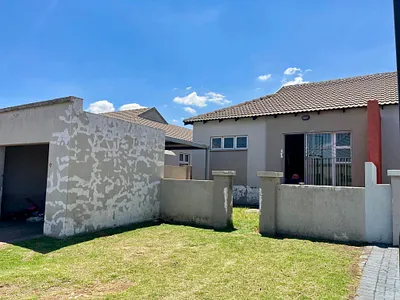 3 Bedroom Townhouse For Sale in Witbank - 9s6p.webp