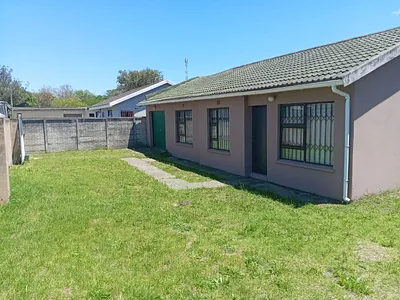 3 Bedroom House To Rent in East London - nPL5.webp