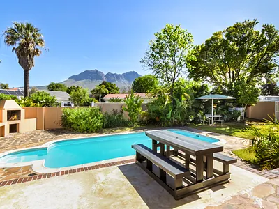 4 Bedroom House For Sale in Somerset West - 3MRj.webp