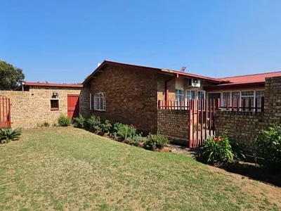 4 Bedroom House For Sale in Vanderbijlpark - wLC7.webp