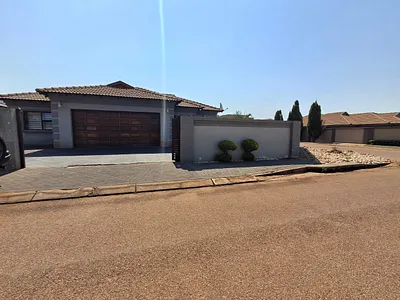 3 Bedroom House For Sale in Akasia - zjEj.webp