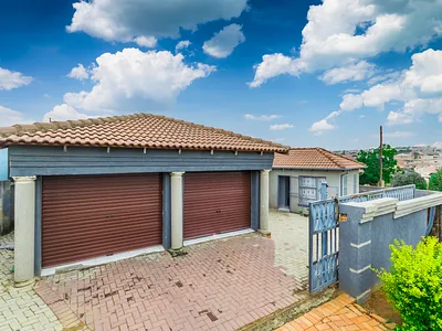 3 Bedroom House For Sale in Roodepoort - k9gE.webp