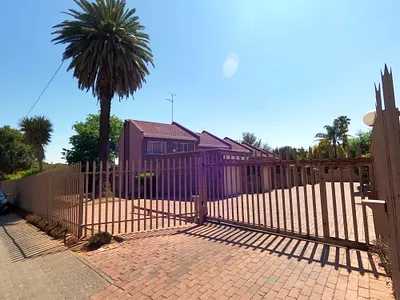 3 Bedroom Townhouse For Sale in Johannesburg - sPAr.webp
