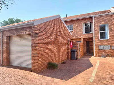 3 Bedroom Apartment For Sale in Pretoria - 8VLf.webp