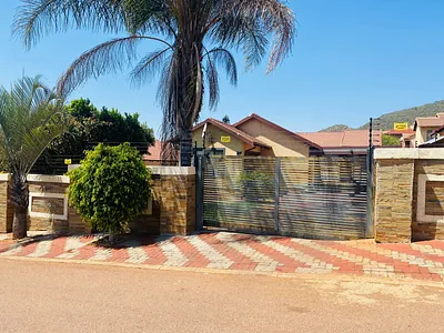 3 Bedroom House For Sale in Rustenburg - 7DrM.webp