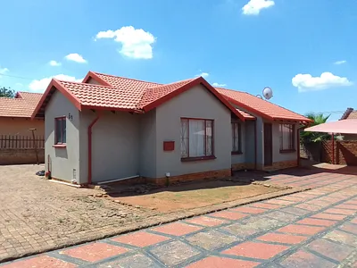 3 Bedroom House For Sale in Rustenburg - vlSg.webp