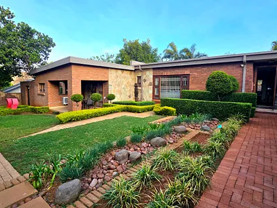 3 Bedroom House For Sale in Rustenburg - fiHt.webp