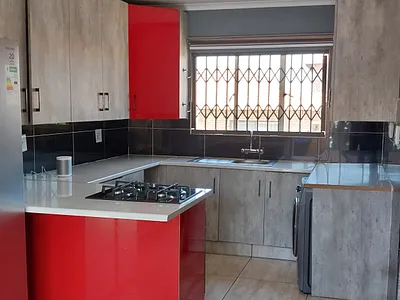 2 Bedroom Townhouse To Rent in Roodepoort - 8G9i.webp