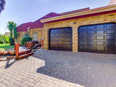 5 Bedroom House For Sale in Benoni - qG51.webp