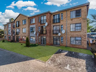 2 Bedroom Apartment For Sale in Roodepoort - 7q7J.webp