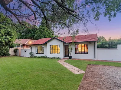 3 Bedroom House For Sale in Roodepoort - hv5W.webp