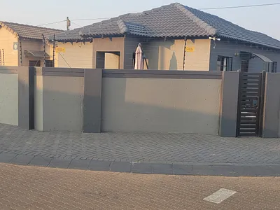 3 Bedroom House For Sale in Middelburg - HKYw.webp