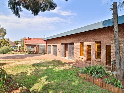 3 Bedroom House To Rent in Vanderbijlpark - A9yL.webp