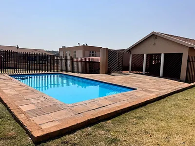 2 Bedroom Townhouse For Sale in Johannesburg - Ji8Q.webp