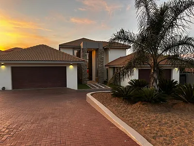 4 Bedroom House For Sale in Bankenveld Estate, Witbank - 8vSP.webp